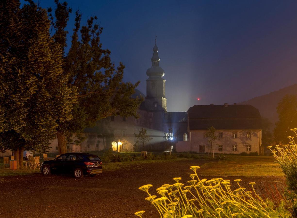 Zamek Sarny - Schloss Scharfeneck Клодзко Екстериор снимка