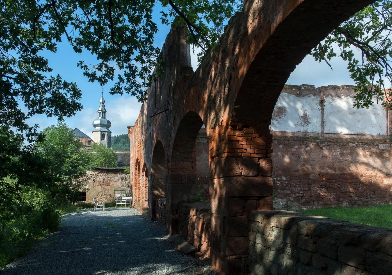Zamek Sarny - Schloss Scharfeneck Клодзко Екстериор снимка