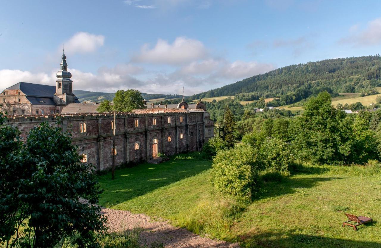 Zamek Sarny - Schloss Scharfeneck Клодзко Екстериор снимка