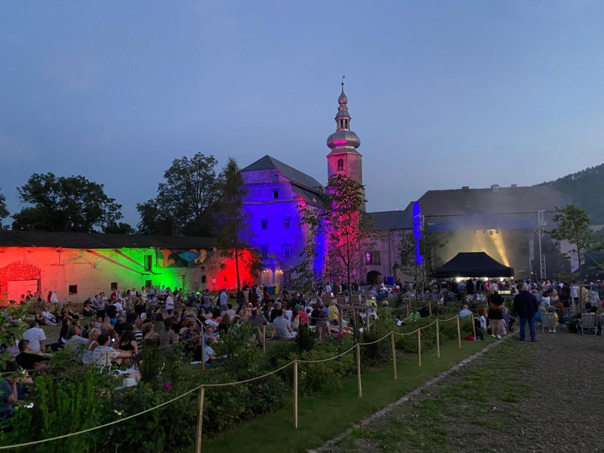 Zamek Sarny - Schloss Scharfeneck Клодзко Екстериор снимка