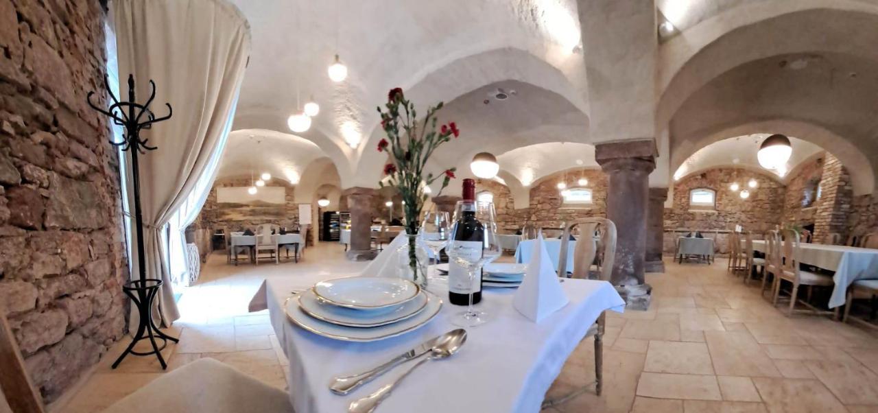 Zamek Sarny - Schloss Scharfeneck Клодзко Екстериор снимка