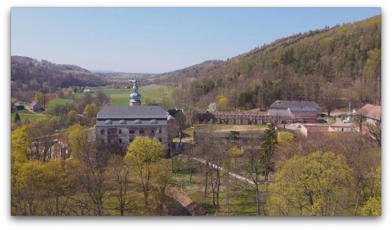 Zamek Sarny - Schloss Scharfeneck Клодзко Екстериор снимка